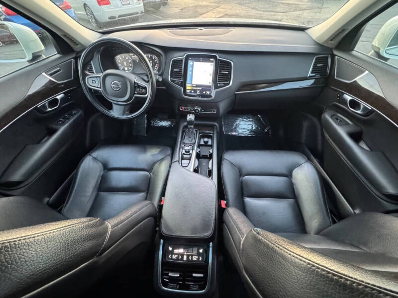 2017 Volvo XC90 T6 Momentum