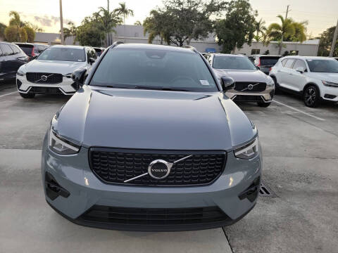 2023 Volvo XC40 B5 Plus Dark Theme
