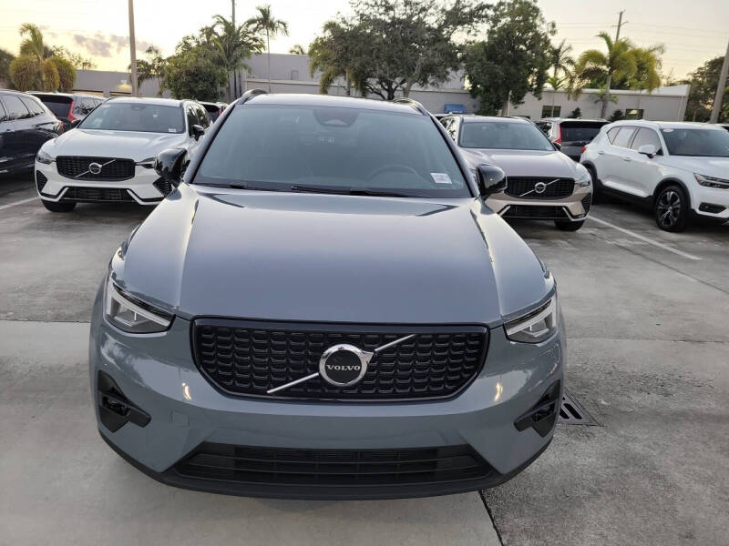 2023 Volvo XC40 B5 Plus Dark Theme