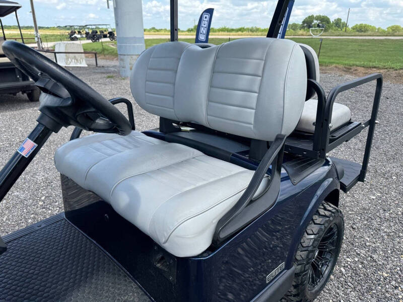 2025 E-Z-GO RXV 4