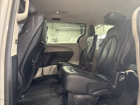 2017 Chrysler Pacifica Touring-L Plus