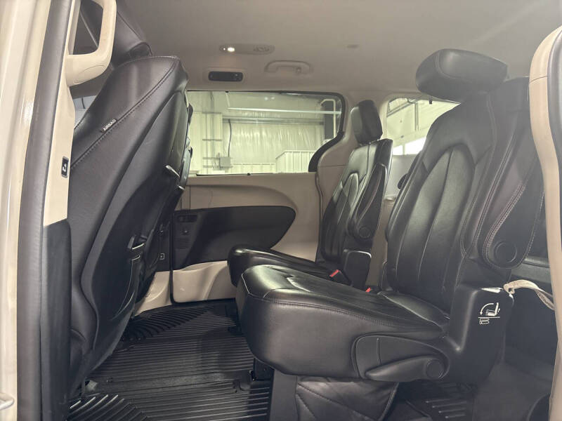 2017 Chrysler Pacifica Touring-L Plus