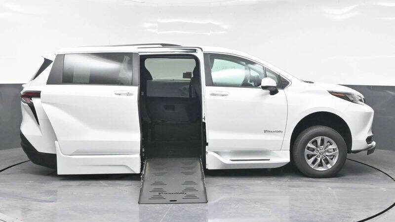 2025 Toyota Sienna XLE 7-Passenger