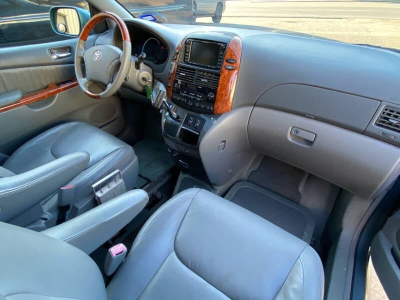 2009 Toyota Sienna Limited photo 13