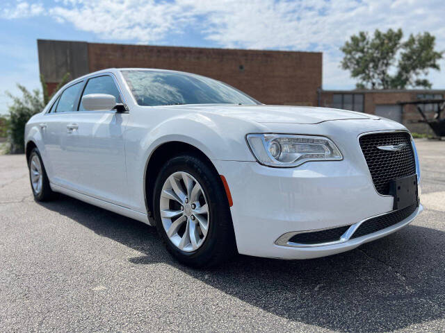 2015 Chrysler 300 for sale at Ideal Cars LLC in Skokie, IL