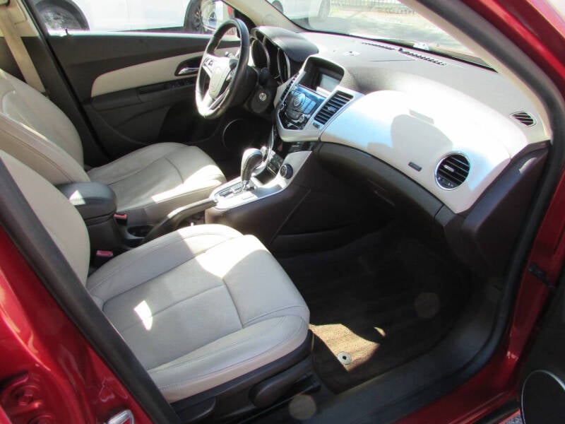 2011 Chevrolet Cruze 2LT photo 11