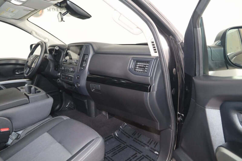 2023 Nissan Titan SV