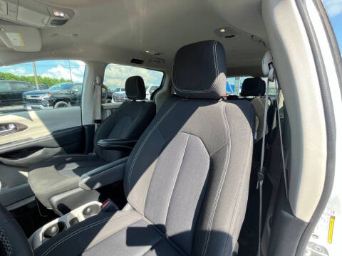 2023 Chrysler Voyager LX