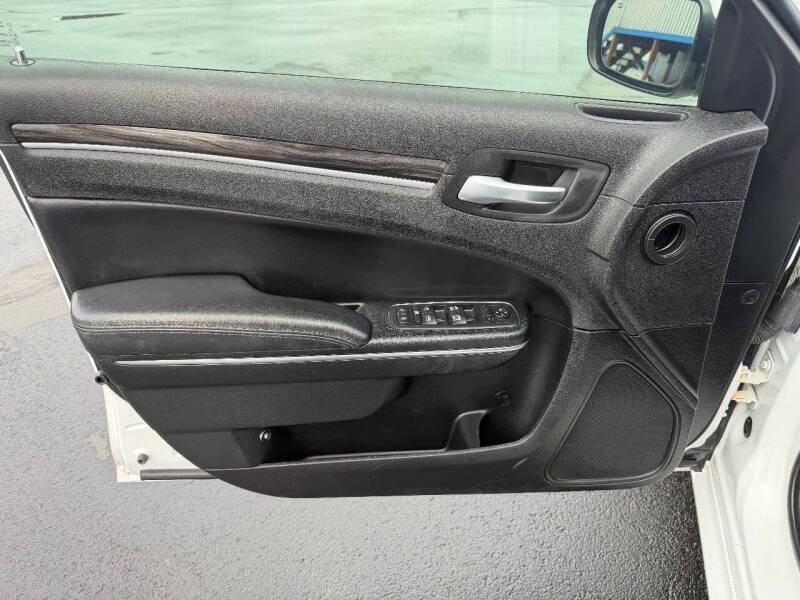 2016 Chrysler 300 Limited