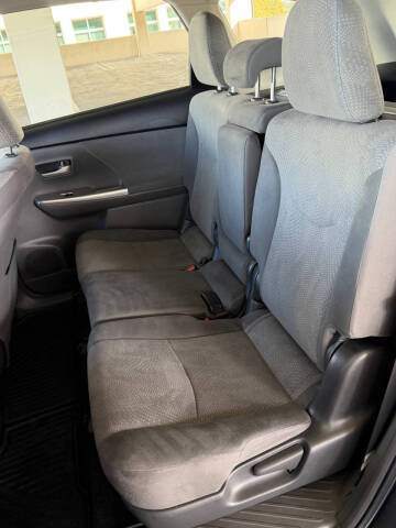 2014 Toyota Prius v Five