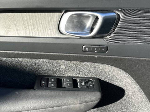 2025 Volvo XC40 B5 Core Bright Theme