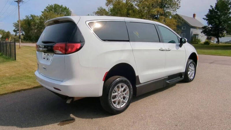 2023 Chrysler Voyager LX