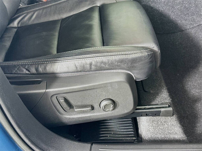 2023 Volvo XC40 B4 Plus Bright Theme