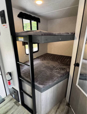 2022 Coleman Light 2455BH