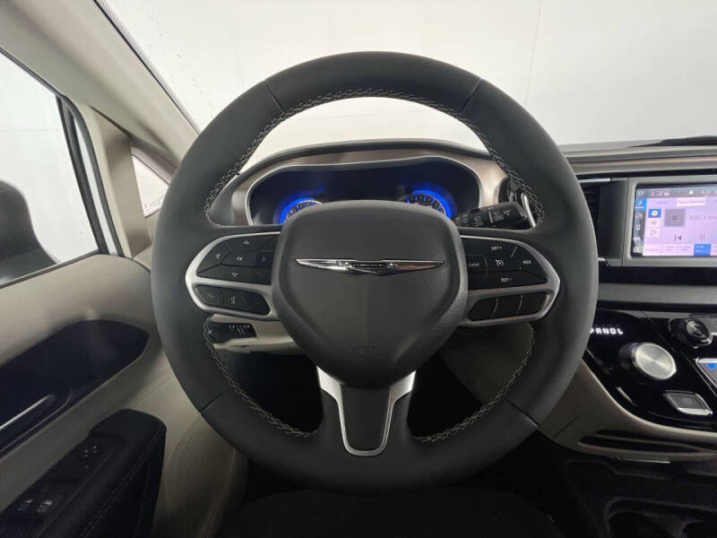 2024 Chrysler Voyager LX