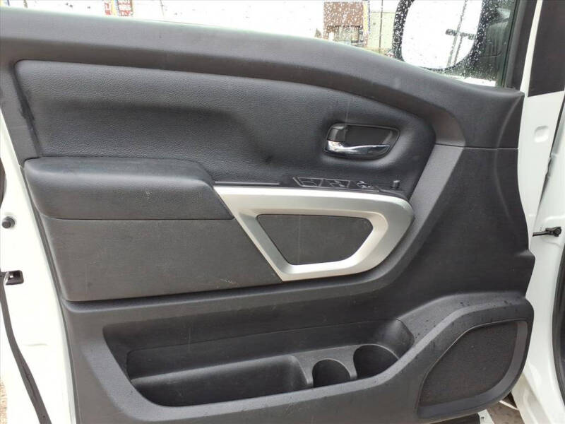 2017 Nissan Titan SV