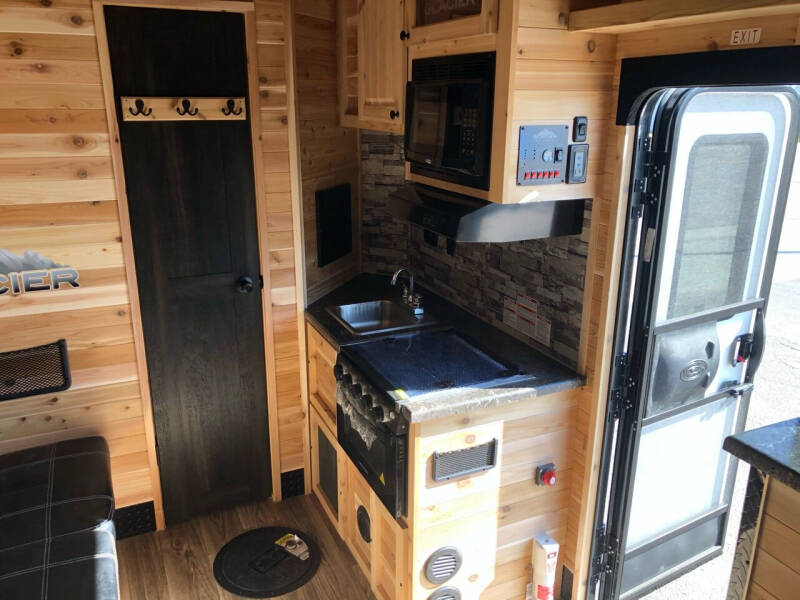 2022 Glacier 17’ RV