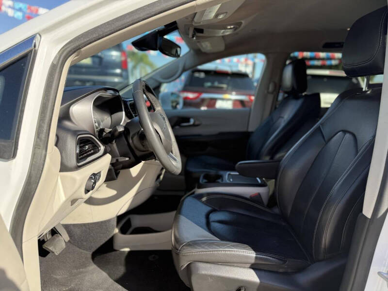 2022 Chrysler Pacifica Touring L