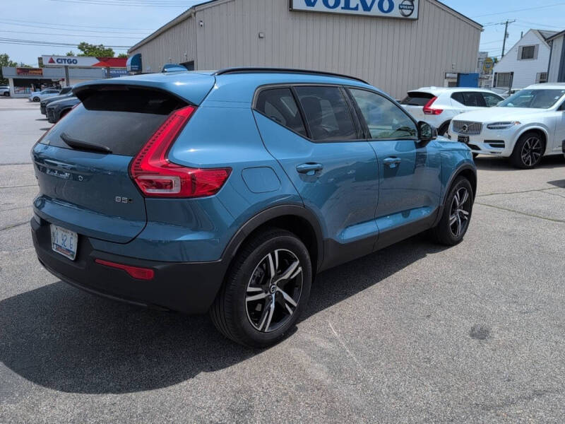 2023 Volvo XC40 B5 Plus Dark Theme