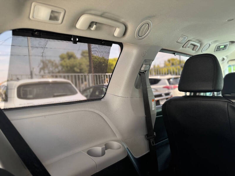 2017 Toyota Sienna SE 8-Passenger