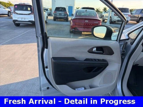 2022 Chrysler Voyager LX