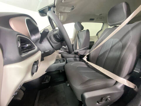 2024 Chrysler Voyager LX