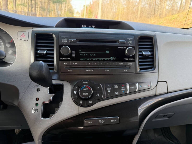 2014 Toyota Sienna LE Mobility 7-Passenger