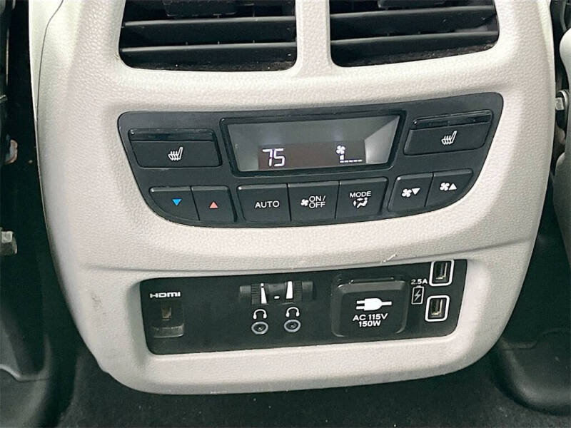 2021 Honda Pilot Touring w/Rear Captain's Chairs