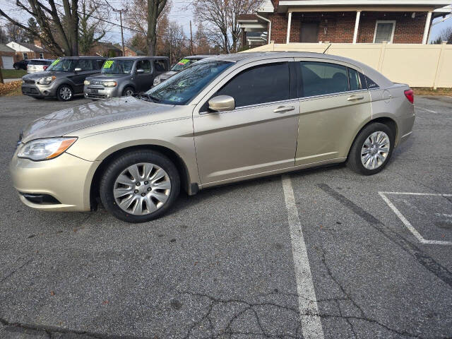 2013 Chrysler 200 for sale at QUEENSGATE AUTO SALES in York, PA