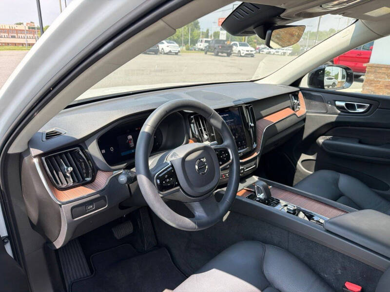 2023 Volvo XC60 B5 Plus Dark Theme