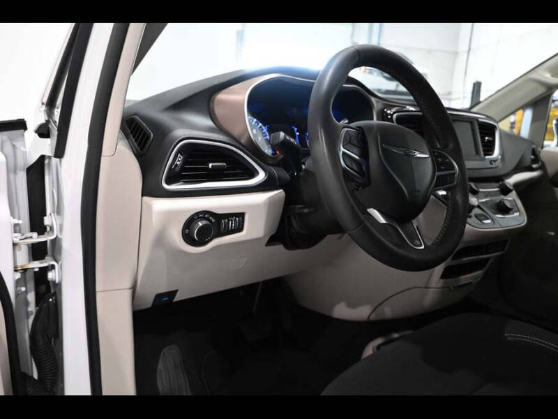 2024 Chrysler Voyager LX