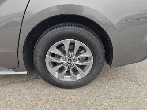 2022 Toyota Sienna LE 8-Passenger