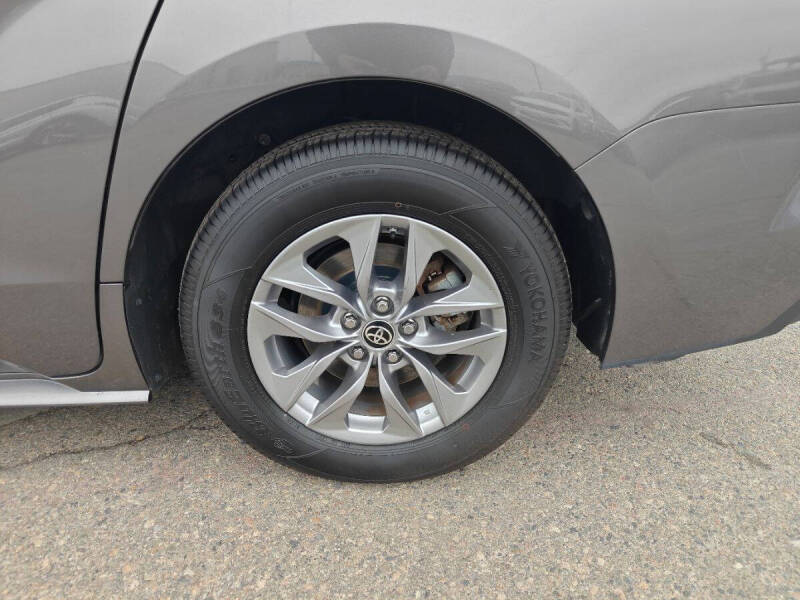 2022 Toyota Sienna LE 8-Passenger