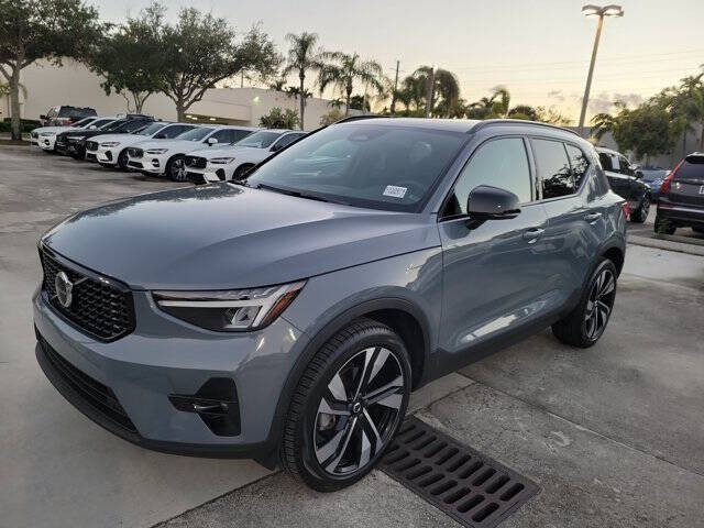 2023 Volvo XC40 B5 Plus Dark Theme