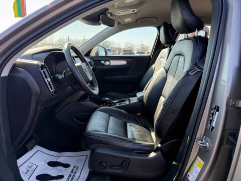 2022 Volvo XC40 T5 Momentum