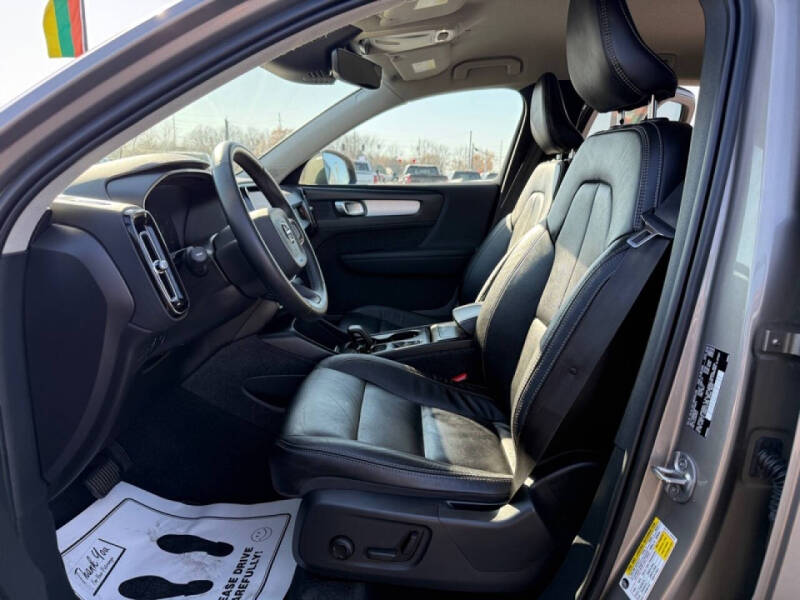 2022 Volvo XC40 T5 Momentum