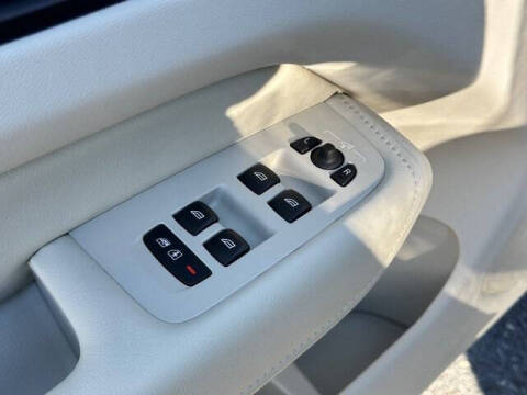 2025 Volvo XC60 T8 Plus Dark Theme