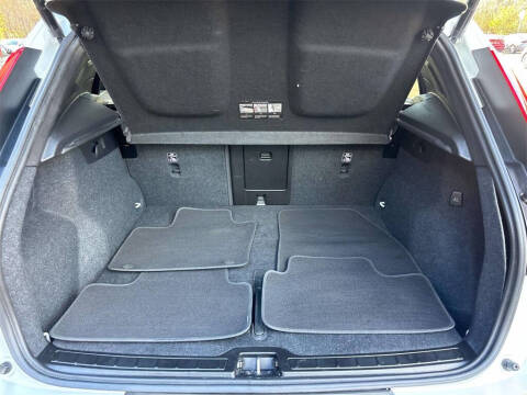 2024 Volvo XC40 B5 Plus Dark Theme