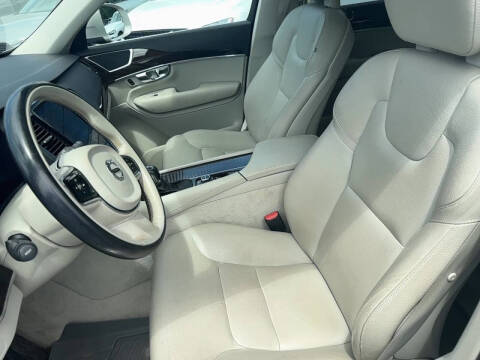 2016 Volvo XC90 T6 Momentum