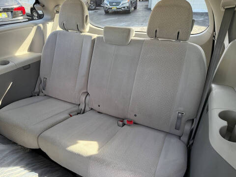2014 Toyota Sienna LE 8-Passenger