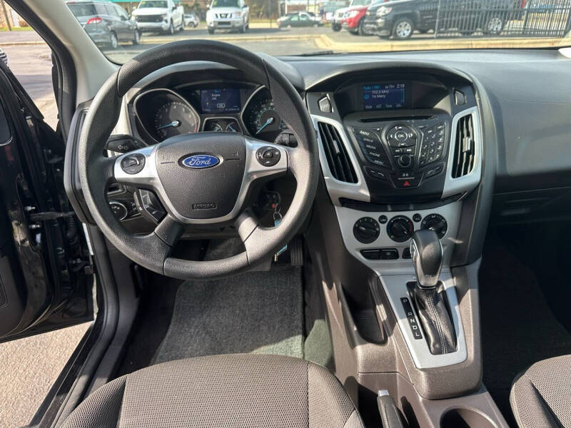 2014 Ford Focus SE photo 14