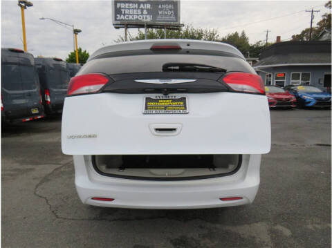 2022 Chrysler Voyager LX