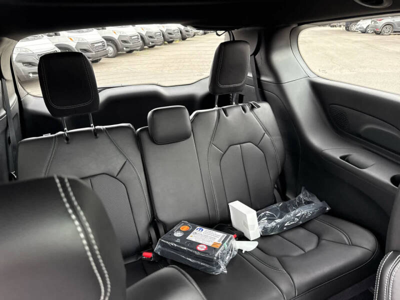 2026 Chrysler Pacifica Select