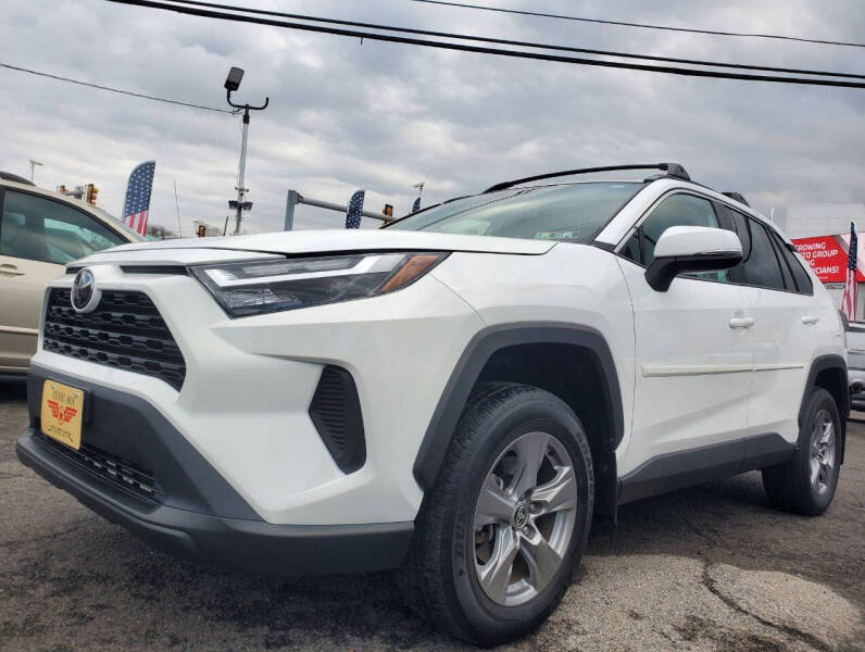2024 Toyota RAV4 XLE's photo