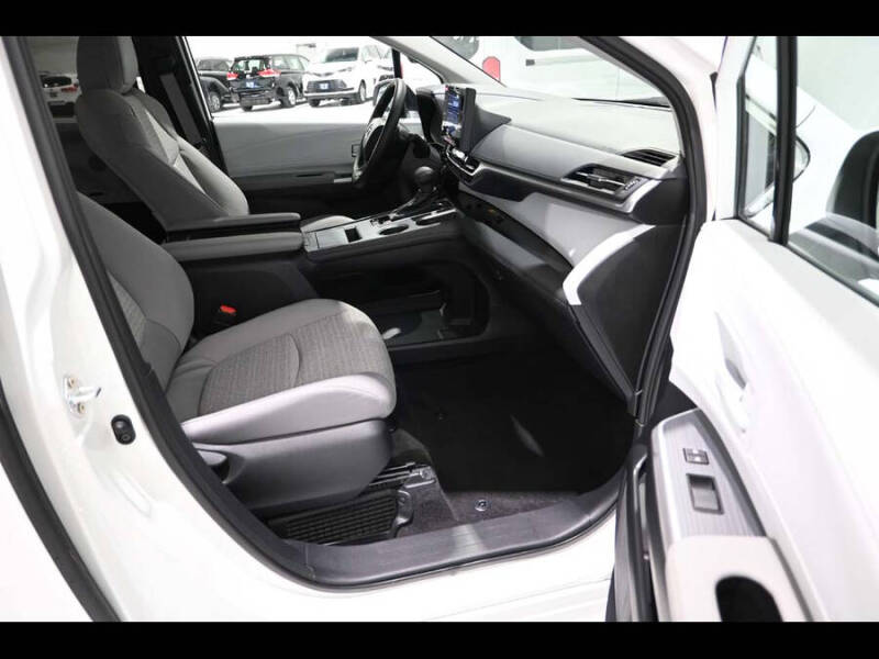 2025 Toyota Sienna LE 8-Passenger