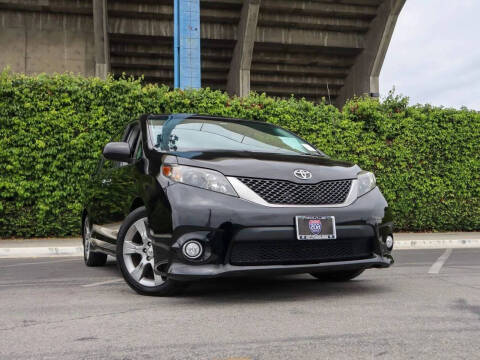 2014 Toyota Sienna SE 8-Passenger