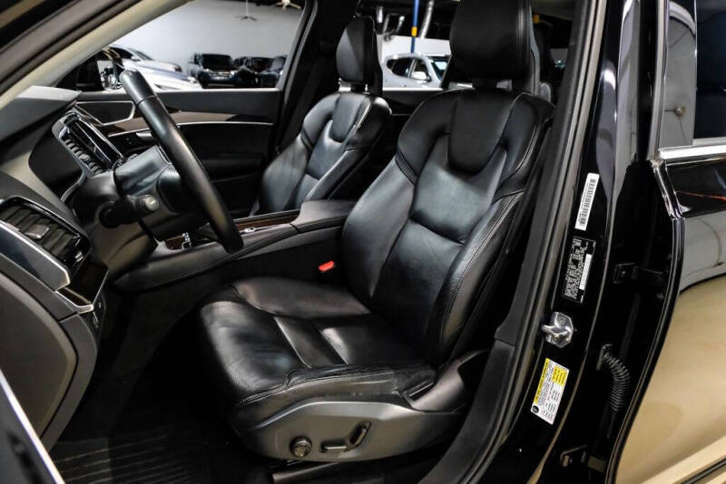 2017 Volvo XC90 T6 Momentum