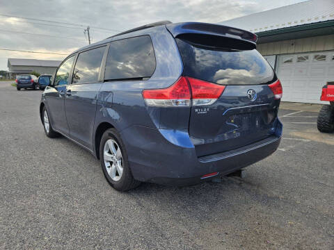 2013 Toyota Sienna LE 8-Passenger