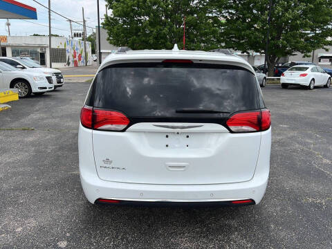 2017 Chrysler Pacifica Touring-L