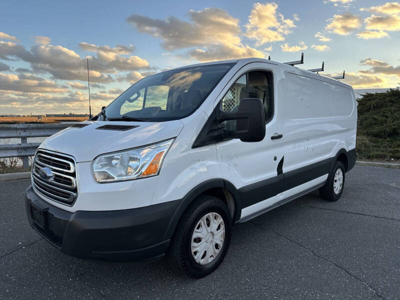 2015 Ford Transit Base's photo